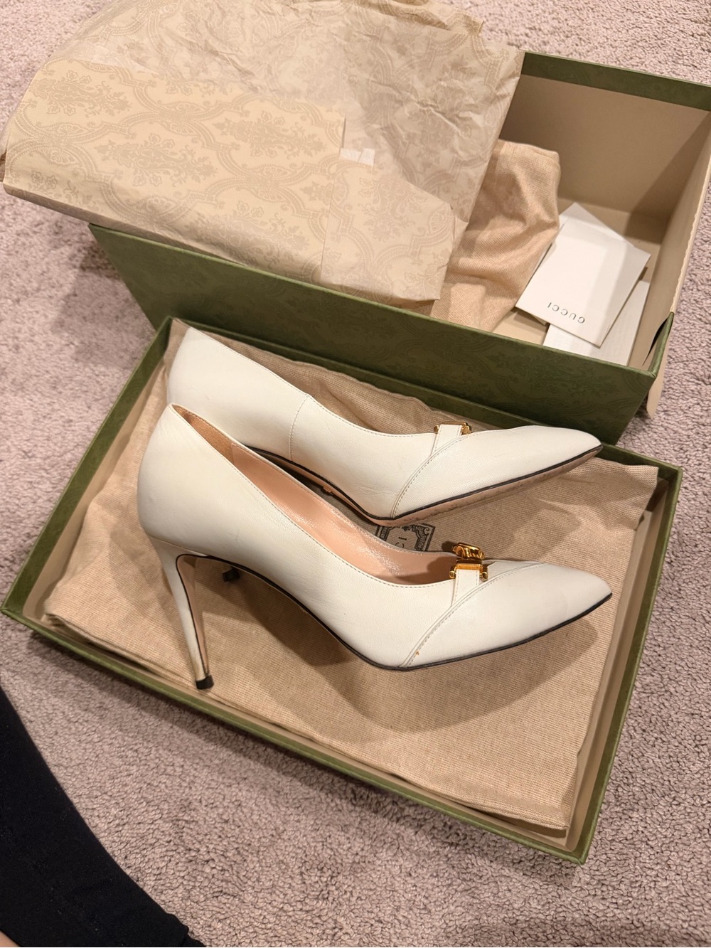 Gucci Cream Leather Pointed Toe Pumps with Gold Chain - Picture 4 of 5